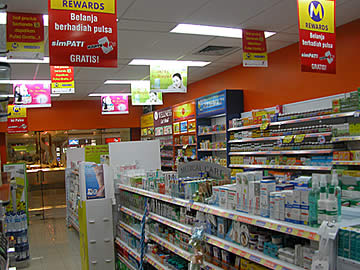 Яркое оформление аптек в Юго-Восточной Азии.