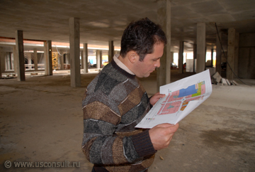 Армен Канаян изучает план торгового центра