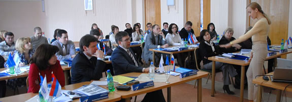 Участники семинара, сотрудники компании «Газпром нефть», получают рекомендации по анализу и оптимизации ассортимента.
