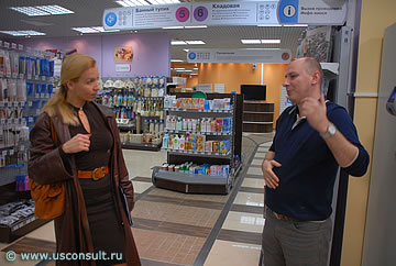 Кира Канаян и генеральный директор магазина «Home Station» Дмитрий Виноградов перед открытием магазина