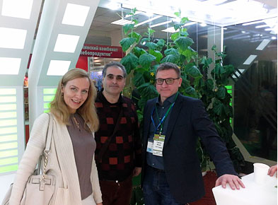 Кира и Рубен Канаян вместе с директором по маркетингу компании «Технологии тепличного роста» - Ильей Гамовым