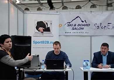 Генеральный директор ГК Sport B2B Светлана Данилина обсуждает с Валерием Радченко вопросы организации мероприятий