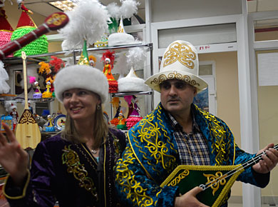 Жанна и Рубен Канаян в национальных костюмах Казахстана