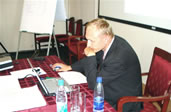 Участник семинара ПРОЕКТИРОВАНИЕ МАГАЗИНОВ рассчитывает эффективность использования торговых точек.